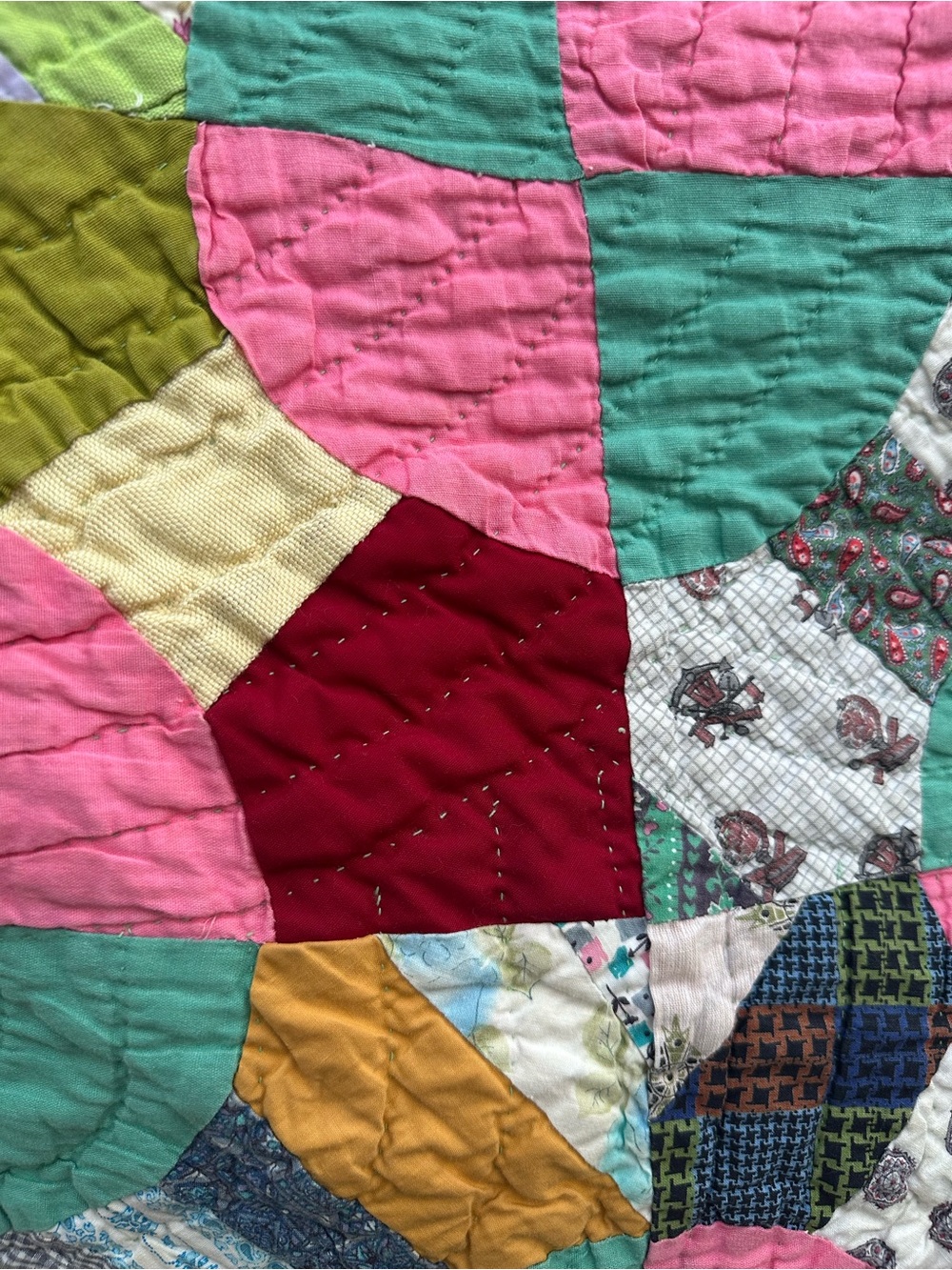 Handmade vintage Patchwork Quilt in Pink, Green, and Multicolor - Picture 4 of 7